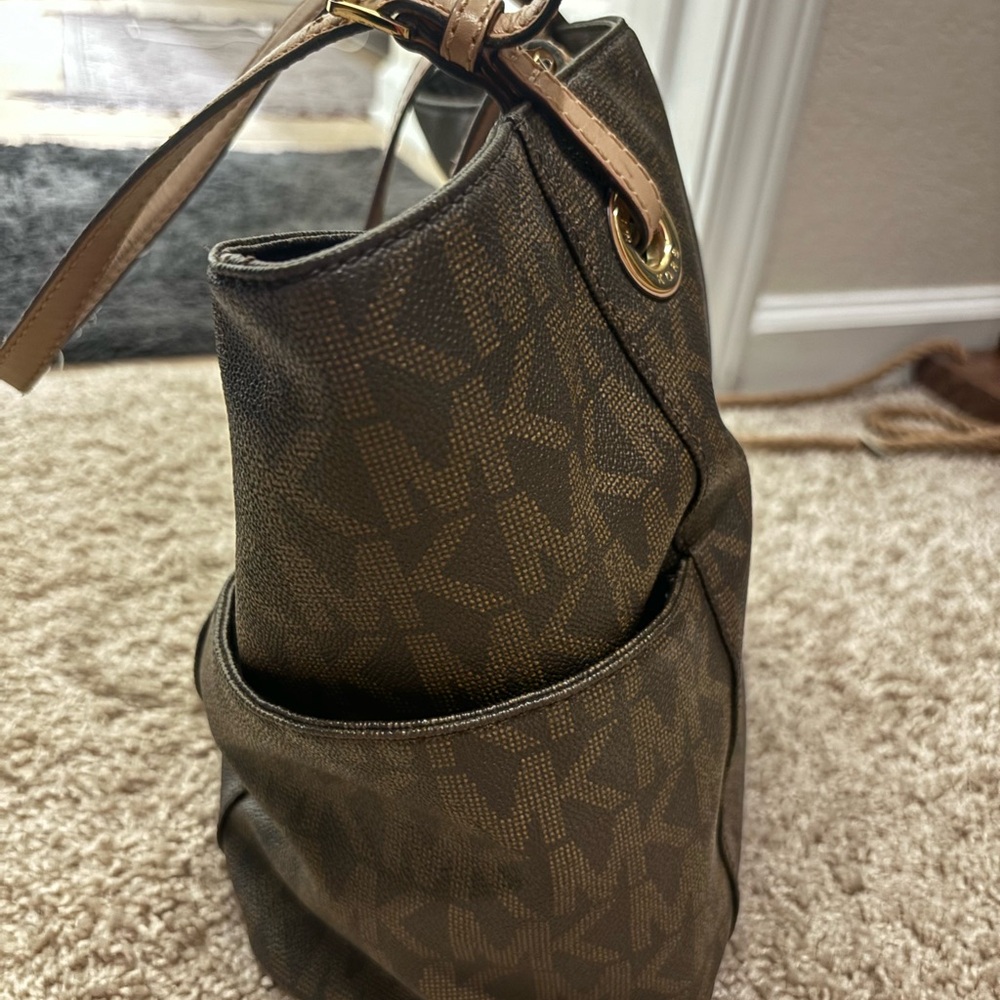 Michael Kors Jet Set Bag - Picture 2 of 4